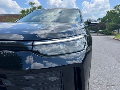 New 2026 Volkswagen Tiguan SE FWD image 9