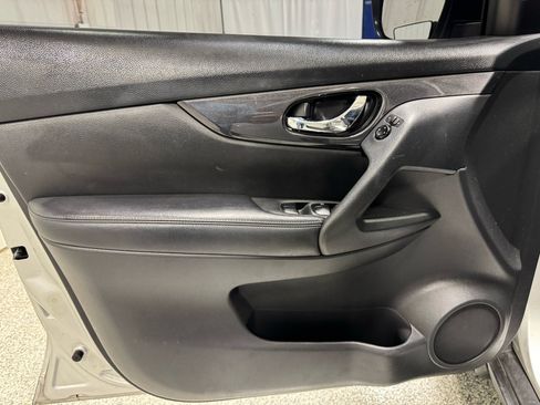 Used 2017 Nissan Rogue SV image 18