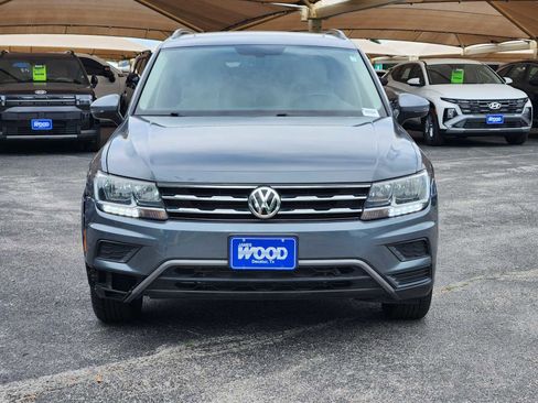 Used 2020 Volkswagen Tiguan SE w/ Panoramic Sunroof Package FWD image 2