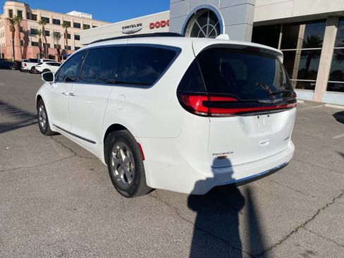 Used 2022 Chrysler Pacifica Limited w/ Uconnect Theater Family Group image 9
