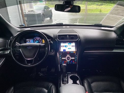 Used 2019 Ford Explorer Limited w/ Ford Safe & Smart Package FWD image 18
