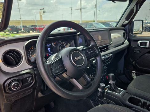 Used 2024 Jeep Gladiator Sport AWD/4WD image 15
