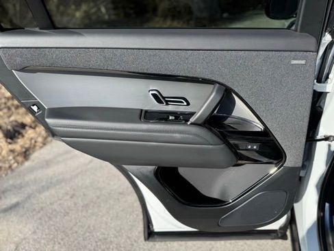 Used 2025 Land Rover Range Rover Sport SE image 12