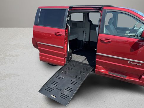 Used 2010 Dodge Grand Caravan SXT w/ Trailer Tow Group FWD image 31