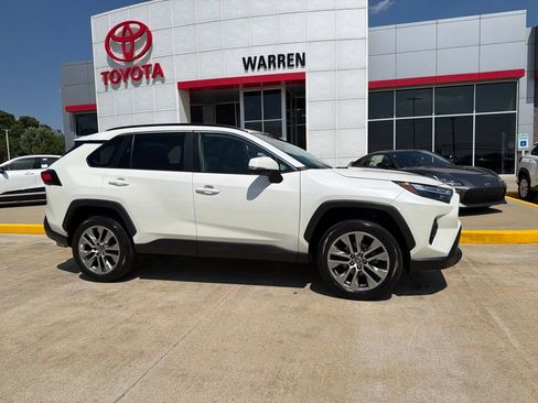 Used 2022 Toyota RAV4 XLE Premium AWD/4WD image 10