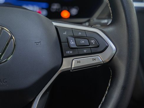 Used 2022 Volkswagen Tiguan SE w/ Panoramic Sunroof Package FWD image 32