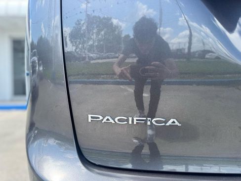 Used 2019 Chrysler Pacifica Touring-L FWD image 27