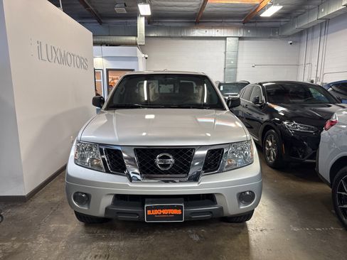 Used 2016 Nissan Frontier SV image 2