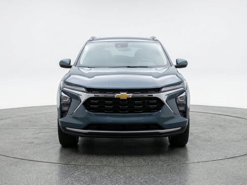 Used 2025 Chevrolet Trax LT FWD image 2