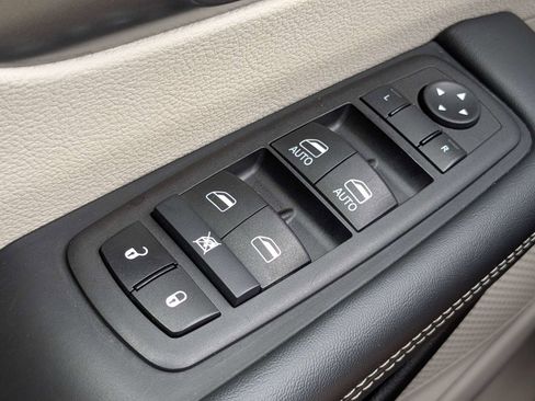 Used 2024 Chrysler Pacifica Touring-L FWD image 26