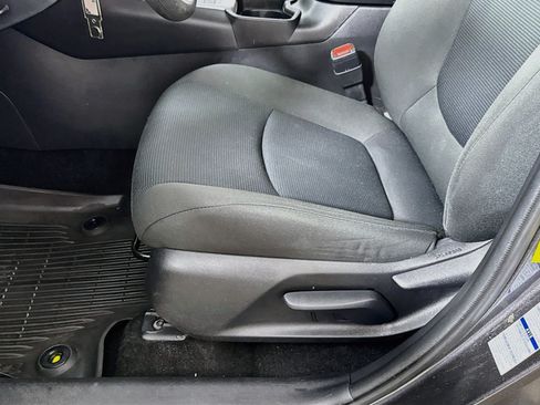 Used 2021 Toyota RAV4 LE AWD/4WD image 19