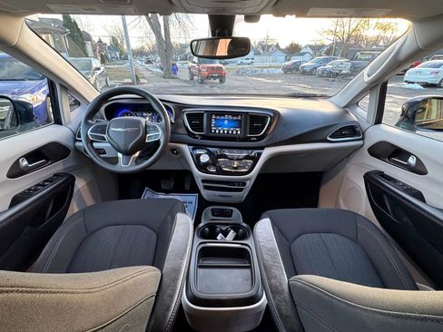 Used 2018 Chrysler Pacifica Touring Plus image 2