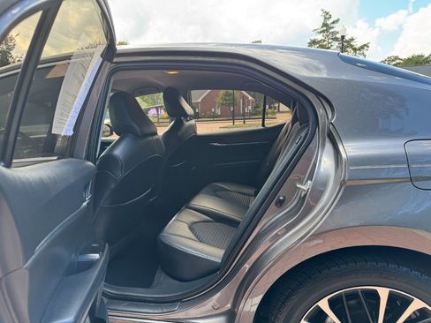 Used 2020 Toyota Camry SE image 12
