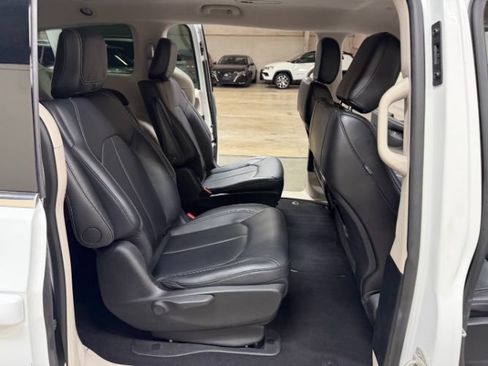Used 2024 Chrysler Pacifica Limited FWD image 30