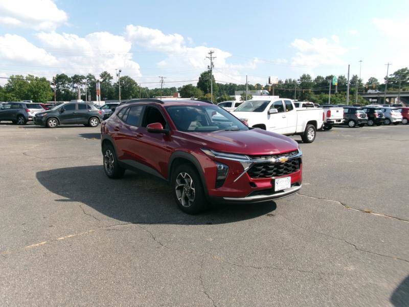 Used 2025 Chevrolet Trax LT w/ LT Convenience Package FWD image 4