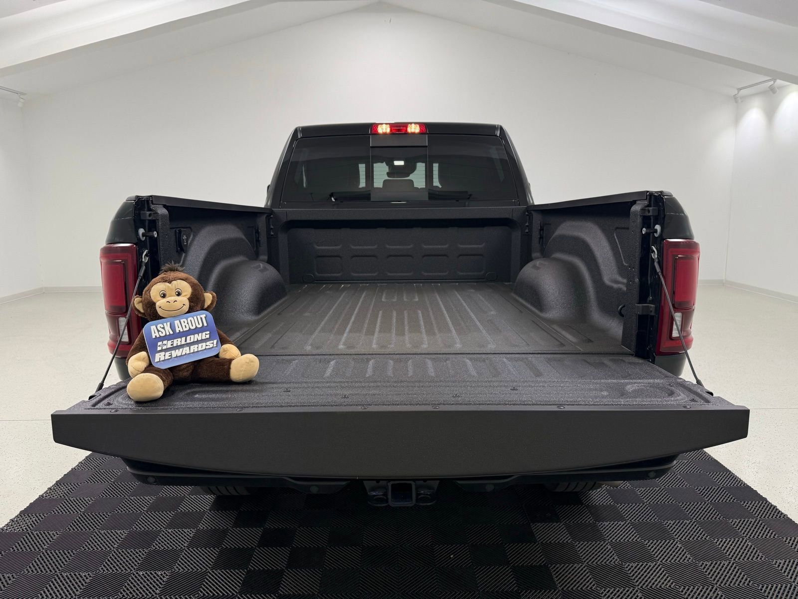 Used 2025 RAM 2500 Laramie AWD/4WD image 7