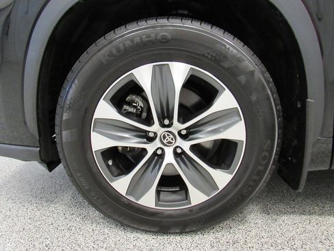 Used 2022 Toyota Highlander XLE AWD/4WD image 10
