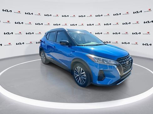 Used 2022 Nissan Kicks SV image 2