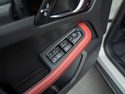 Certified 2025 Porsche Macan image 17