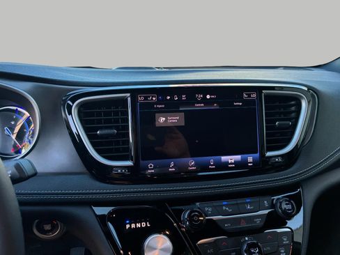 Used 2025 Chrysler Pacifica Select FWD image 13