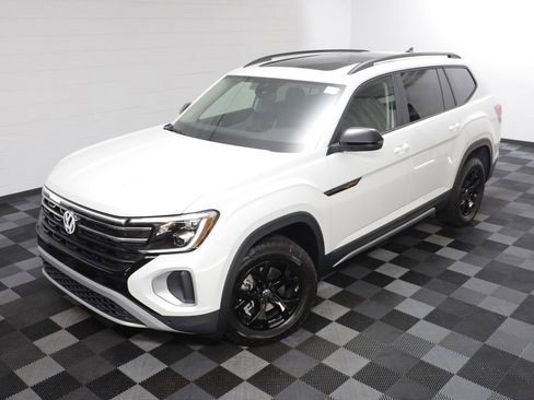 New 2026 Volkswagen Atlas Peak Edition image 2