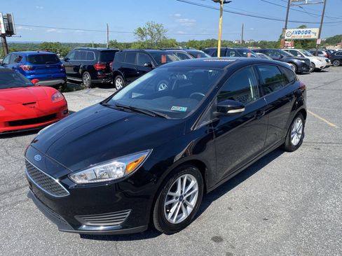Used 2018 Ford Focus SE w/ Cold Weather Package FWD image 1