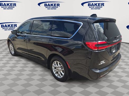 Used 2024 Chrysler Pacifica Touring-L FWD image 6