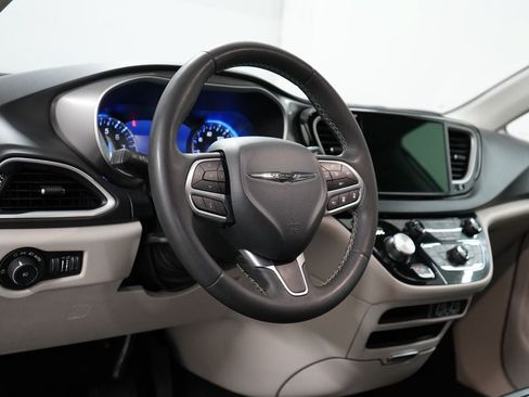 Used 2024 Chrysler Pacifica Touring-L FWD image 13