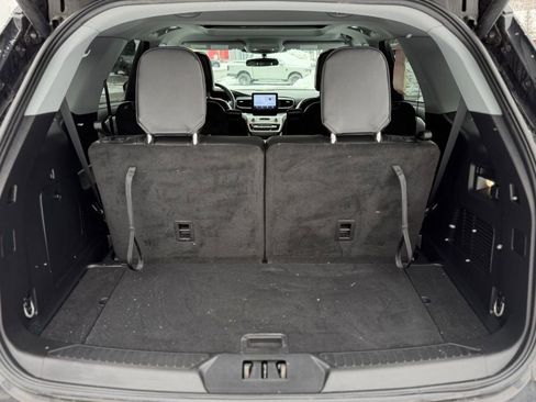 Used 2023 Ford Explorer XLT w/ Equipment Group 202A image 5