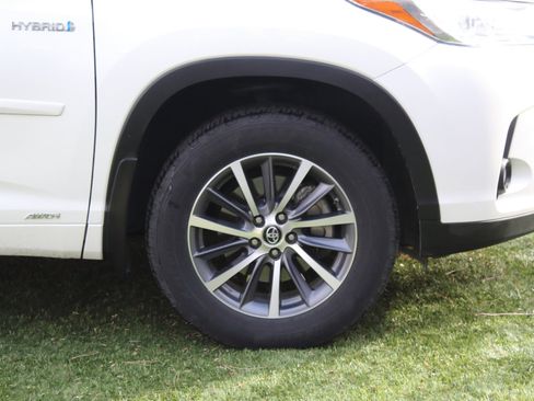 Used 2017 Toyota Highlander XLE image 12