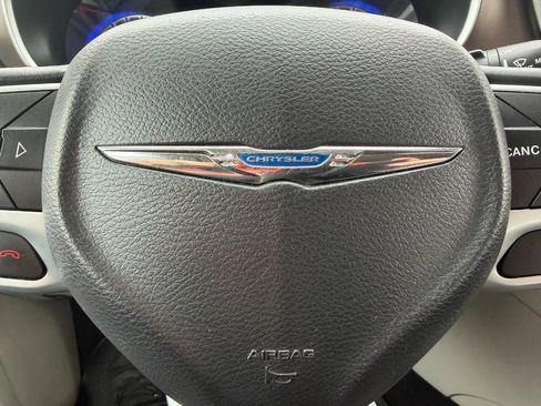 Used 2017 Chrysler Pacifica Touring-L FWD image 21