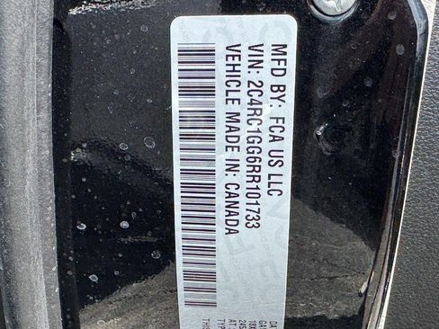 Used 2024 Chrysler Pacifica Limited FWD image 28