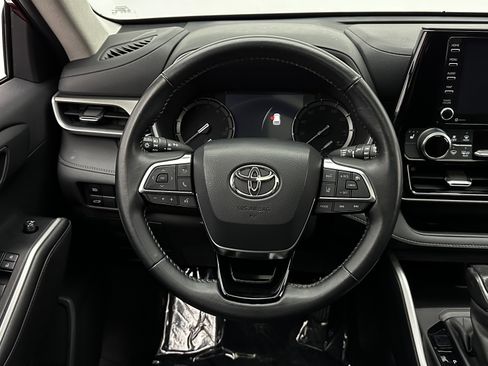 Used 2020 Toyota Highlander XLE image 25