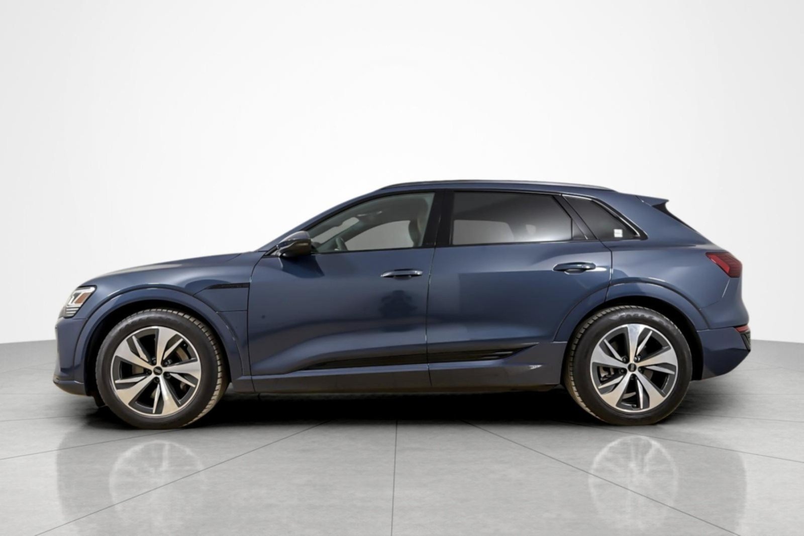 Used 2024 Audi Q8 e-tron Premium AWD/4WD image 2