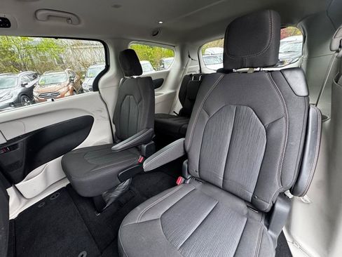 Used 2018 Chrysler Pacifica Touring Plus FWD image 11