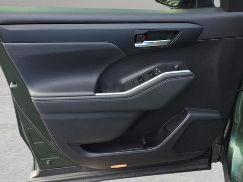 Used 2023 Toyota Highlander XLE image 9