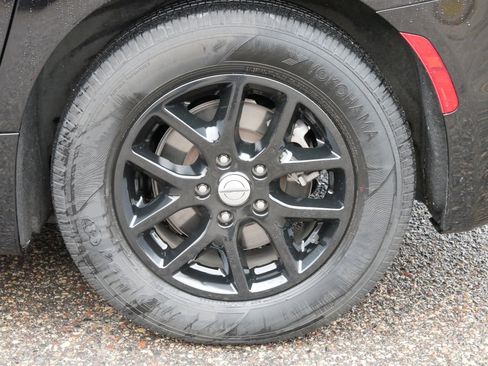 Certified 2024 Chrysler Pacifica Touring-L image 15