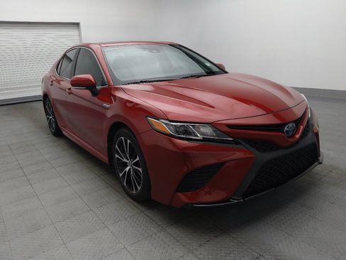 Used 2020 Toyota Camry SE w/ Sunroof Package FWD image 13