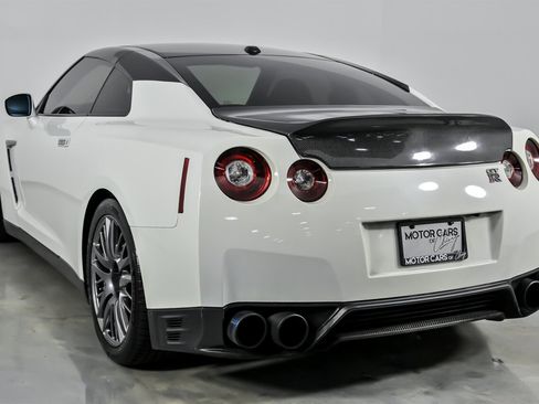 Used 2016 Nissan GT-R Premium image 10