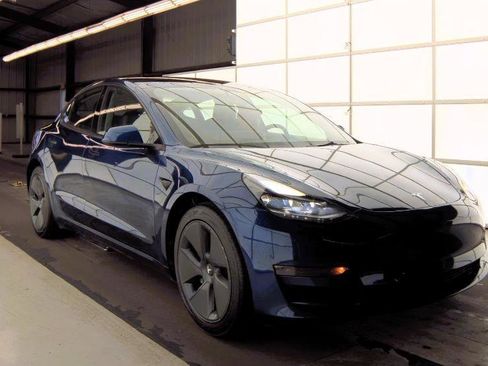 Used 2020 Tesla Model 3 Standard Range Plus RWD image 3