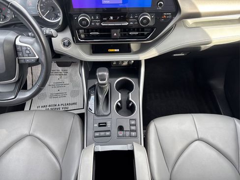 Used 2023 Toyota Highlander XLE image 22