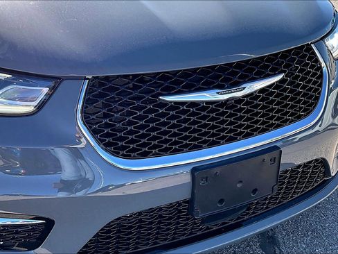 Used 2025 Chrysler Pacifica Select image 32