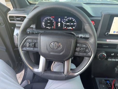 Used 2025 Toyota Tacoma TRD Sport AWD/4WD image 8