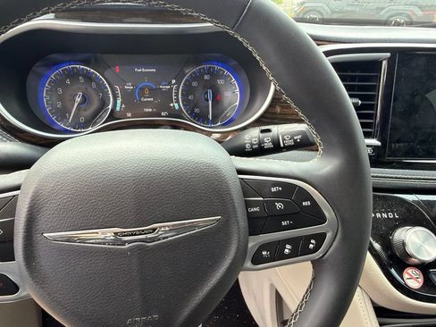 Used 2024 Chrysler Pacifica Limited FWD image 24