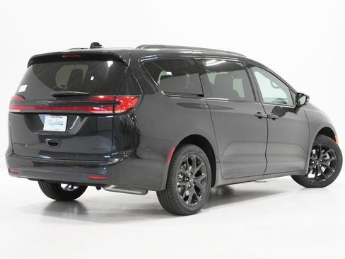 Used 2024 Chrysler Pacifica Limited w/ S Appearance Package image 7