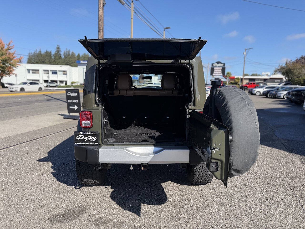Used 2015 Jeep Wrangler Unlimited Sahara w/ Max Tow Package AWD/4WD image 5