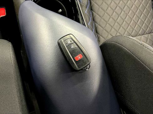 Used 2022 Toyota C-HR XLE image 14