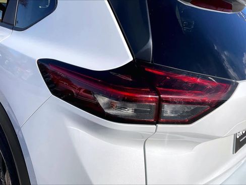 Used 2024 Nissan Rogue SV image 28