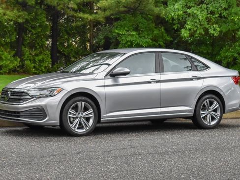 Used 2024 Volkswagen Jetta SE FWD image 2
