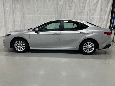Used 2025 Toyota Camry LE image 4